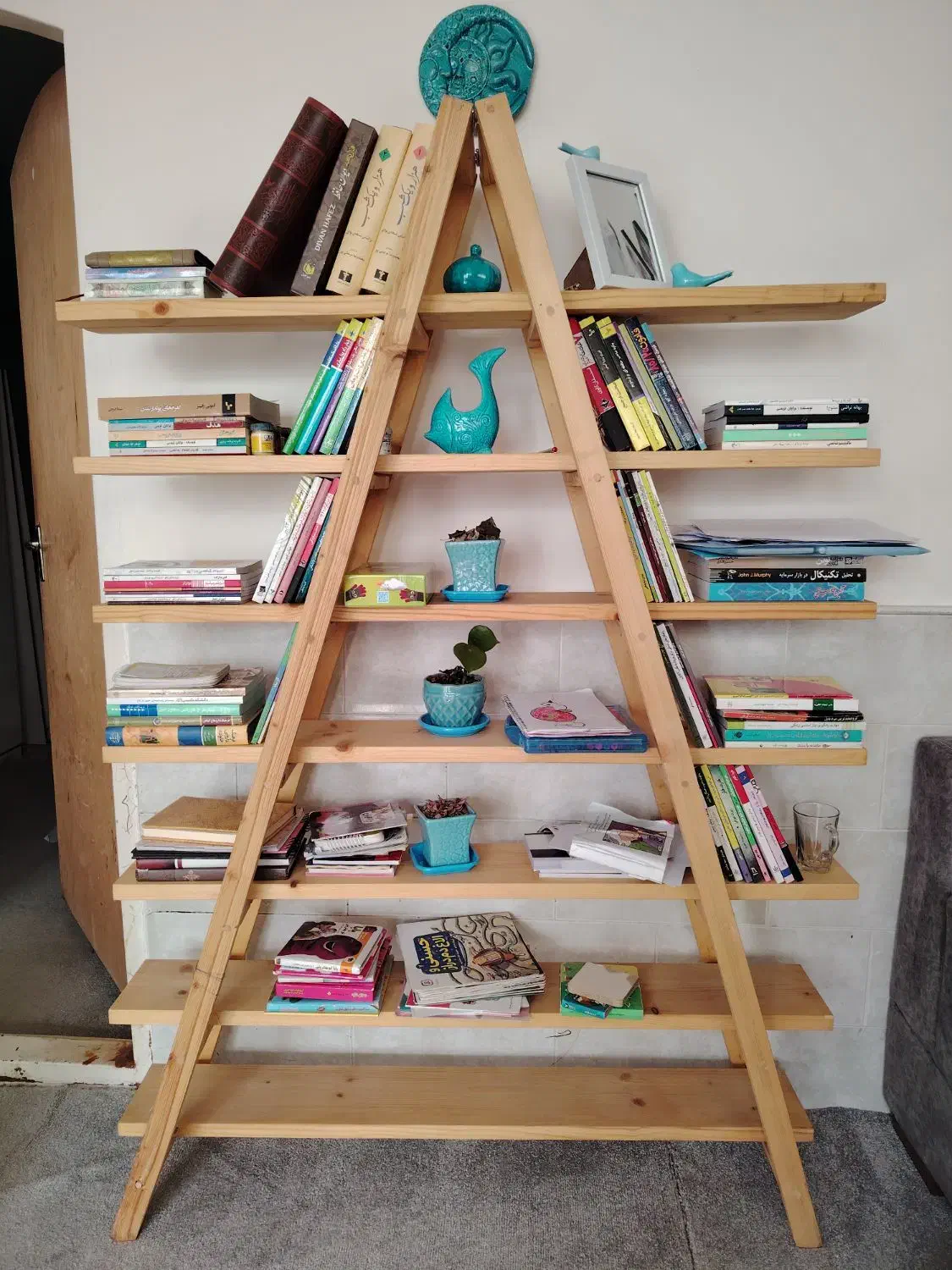دکور نردبان چوبی|کتابخانه، شلف، قفسه‌های دیواری|کاشان, فاز ۱ ناجی آباد|دیوار