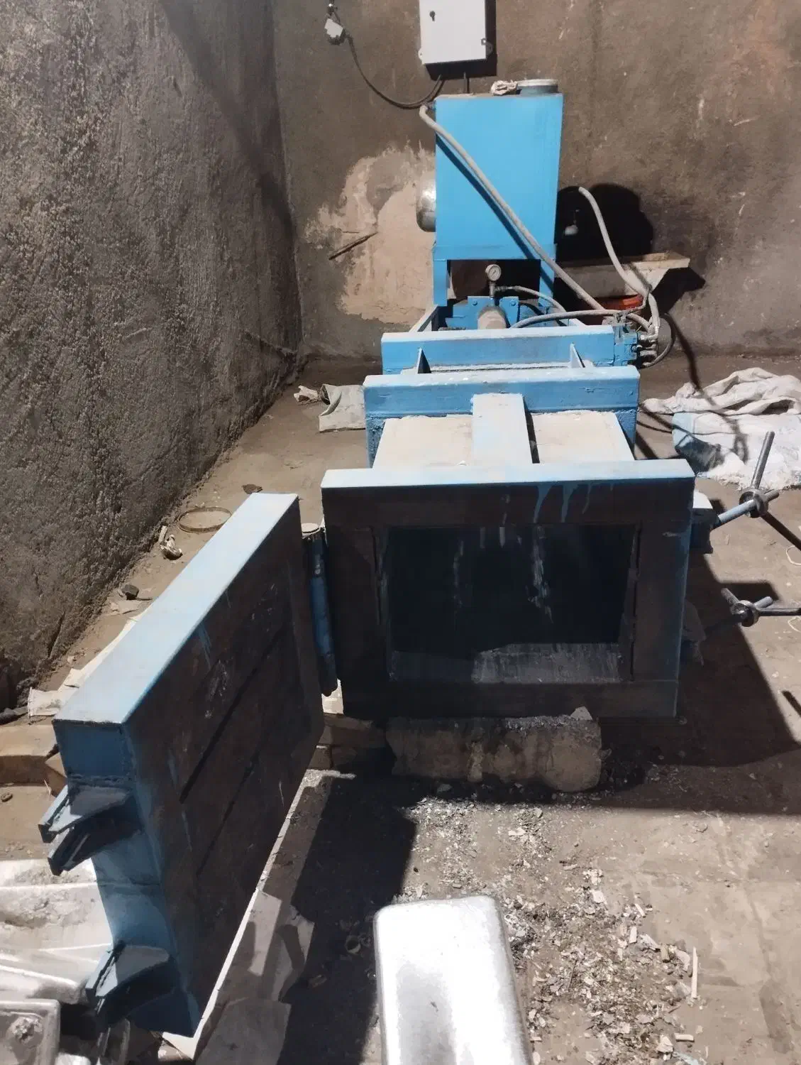 یکدستگاه پرس. قوطی های رانی|ماشین‌آلات صنعتی|سبزوار, قصبه غربی|دیوار