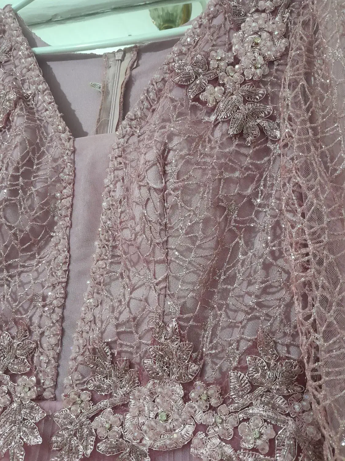 لباس مجلسی|لباس|میانه, |دیوار