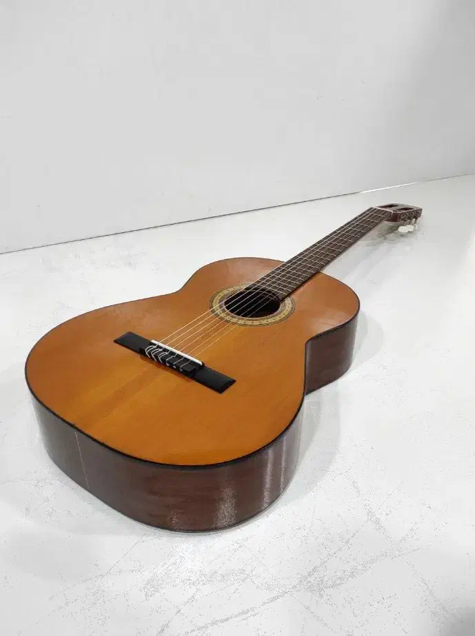 گیتار آدمیرا|گیتار، بیس، امپلیفایر|آستانه اشرفیه, |دیوار