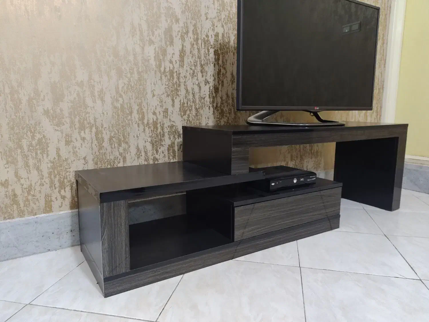 میز تلویزیون دو تکه  هایگلاس و MDF کاملا نو|میز تلویزیون|ماهدشت, |دیوار