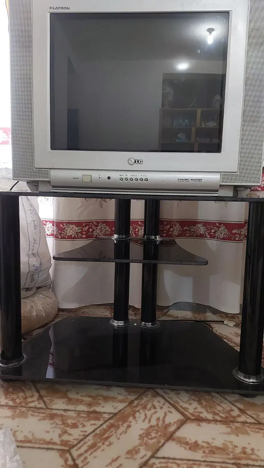 یک عدد جاکفشی و تلوزیون و زیر تلوزیون|جاکفشی، کمد، دراور|دره شهر, |دیوار