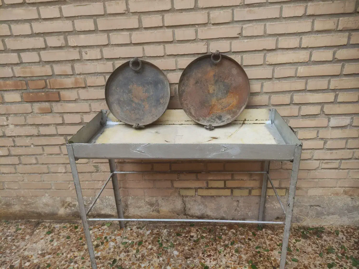 ماهی تابه آهنی قدیمی|کلکسیون اشیاء عتیقه|شوشتر, |دیوار