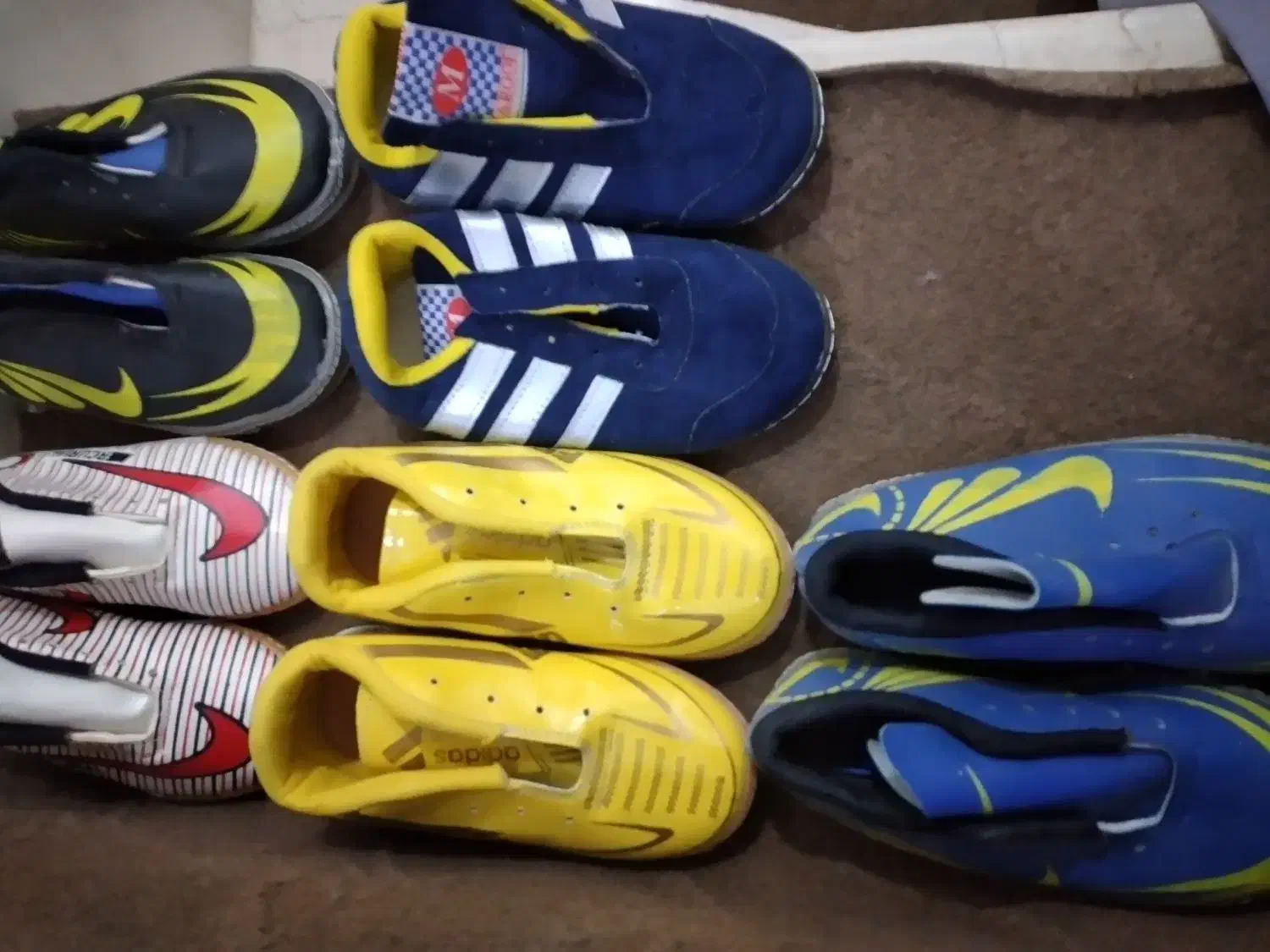 کفش فوتبالی|کیف، کفش، کمربند|حمیدیا, |دیوار