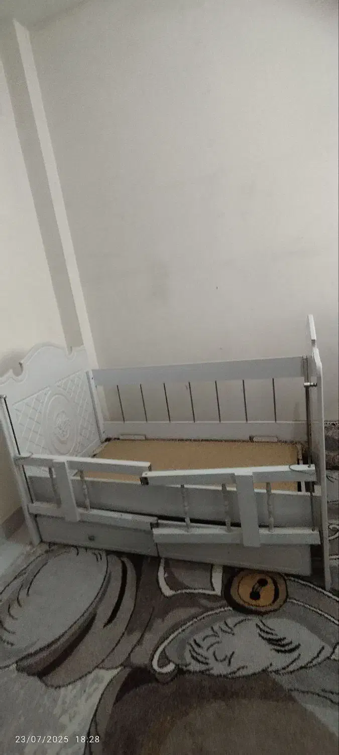 تخت خواب نوزادی همراه خوشخواب|تخت و صندلی بچه|هشتگرد, شهرک راه آهن|دیوار