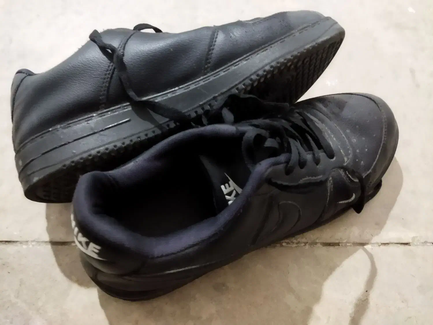 2 جفت کفش|کیف، کفش، کمربند|مسجد سلیمان, |دیوار