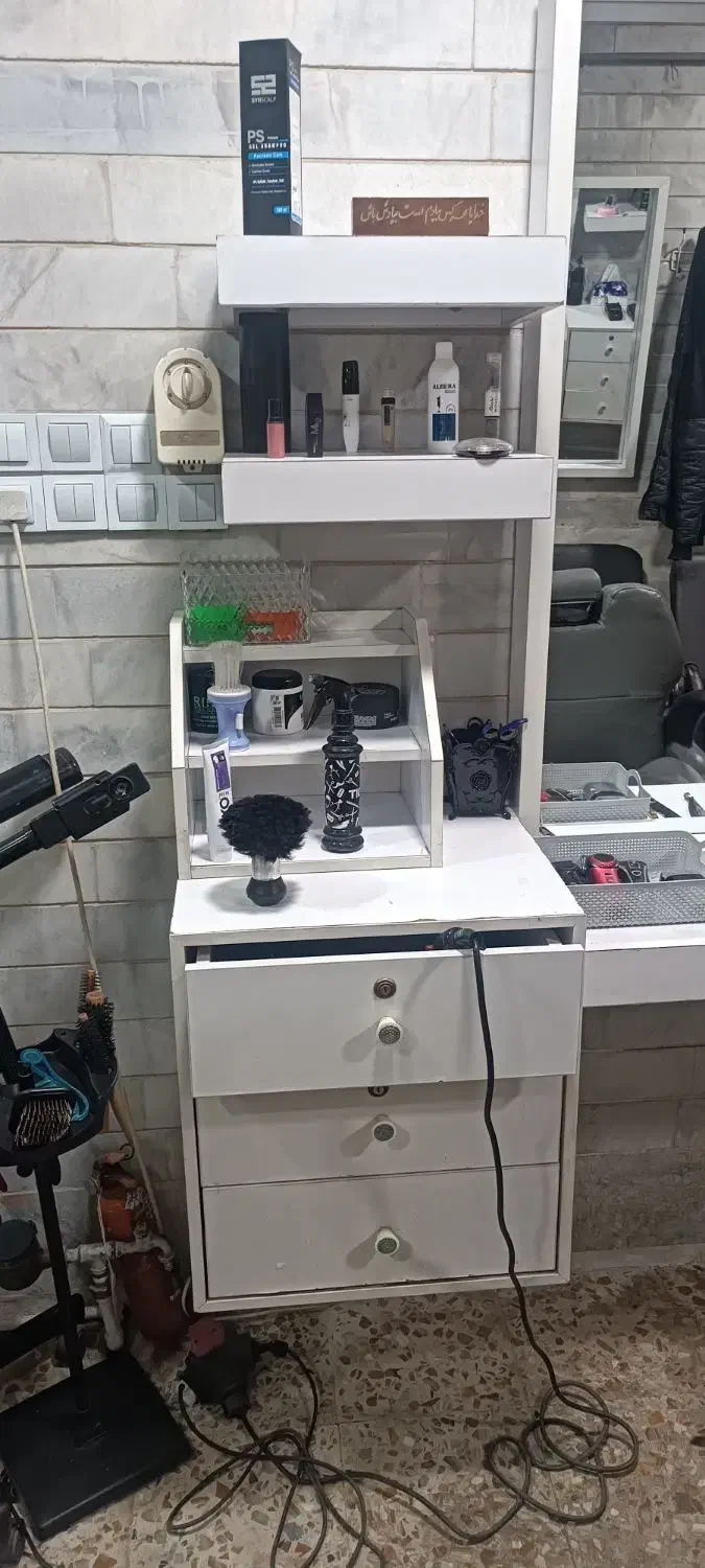 ویترین آرایشگاه مردانه|آرایشگاه و سالن‌های زیبایی|خشکبیجار, |دیوار