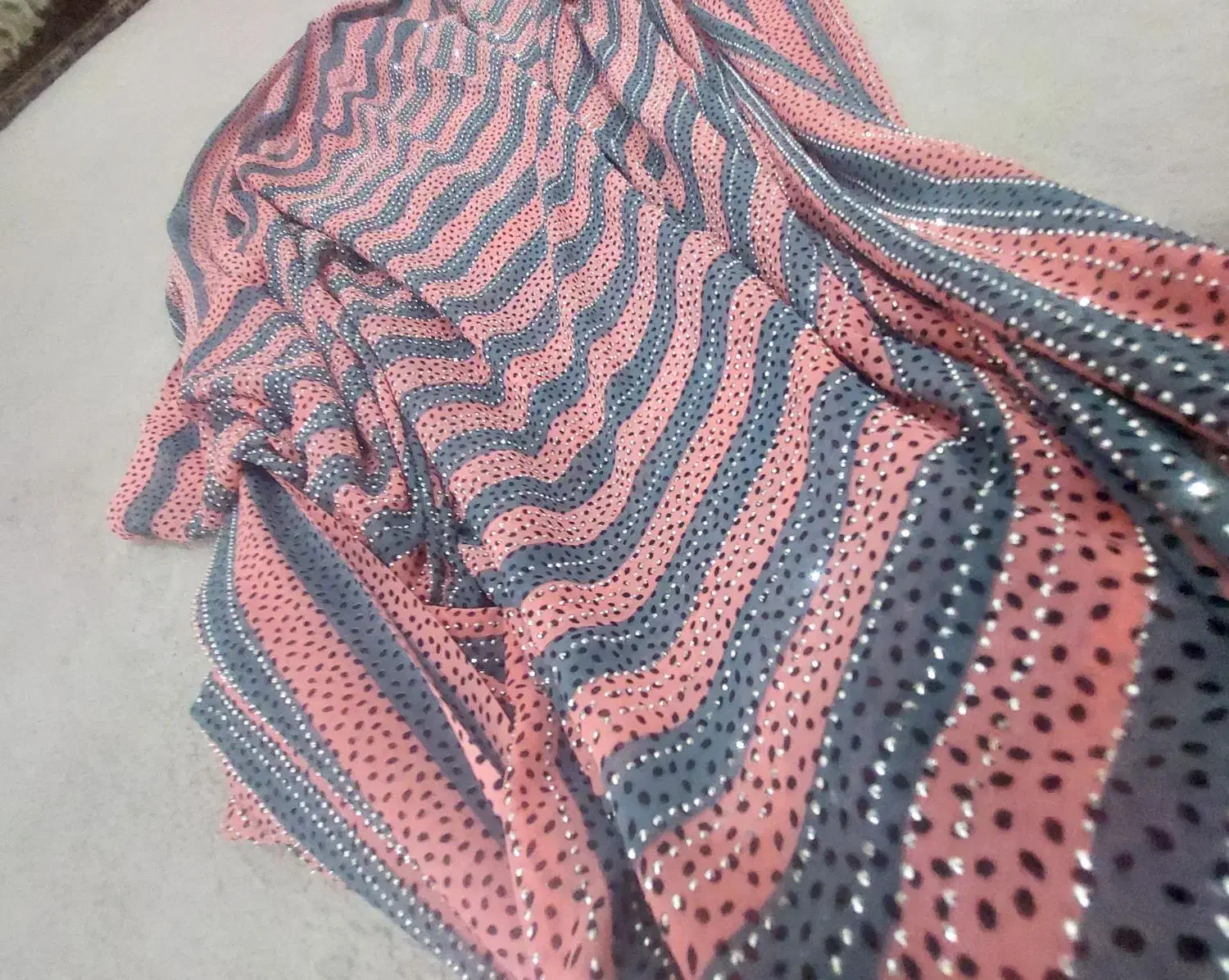 دو قواره پارچه لباس کردی|لباس|قروه, |دیوار