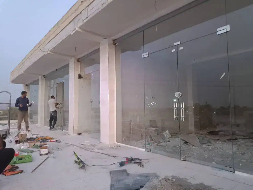 نصب شیشه های سکوریت مغازه به بهترین کیفیت|خدمات پیشه و مهارت|سیریک, |دیوار