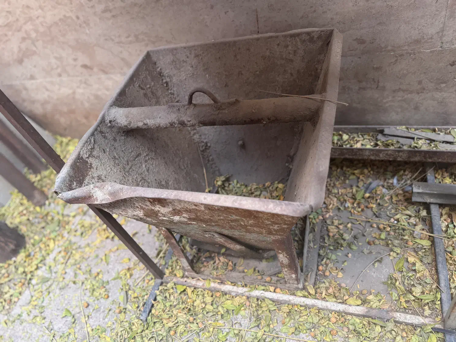 ۲عدد فر غون یک عدد بشکه یک عدد باکت بالابر مصالح|مصالح و تجهیزات ساختمان|تهران, عبدلآباد|دیوار