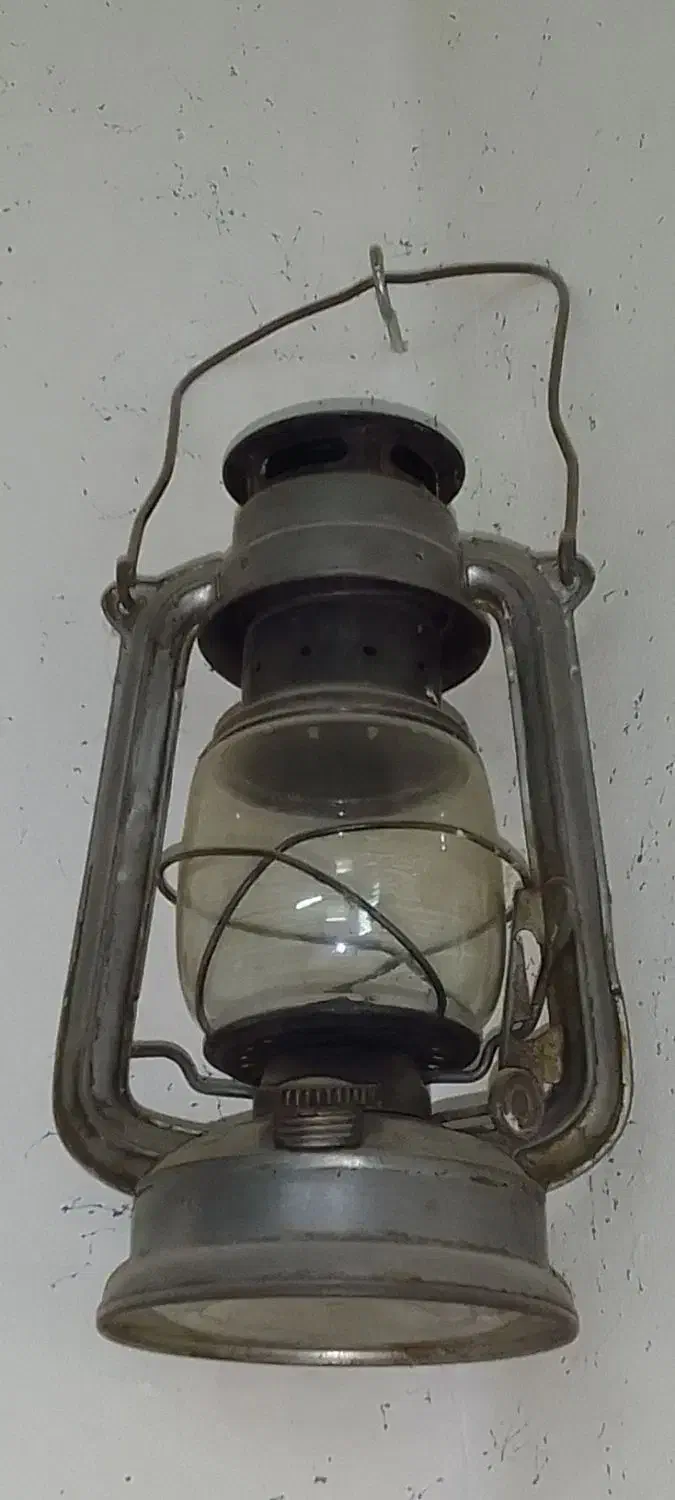 فانوس نفتی قدیمی|کلکسیون اشیاء عتیقه|سمنان, |دیوار