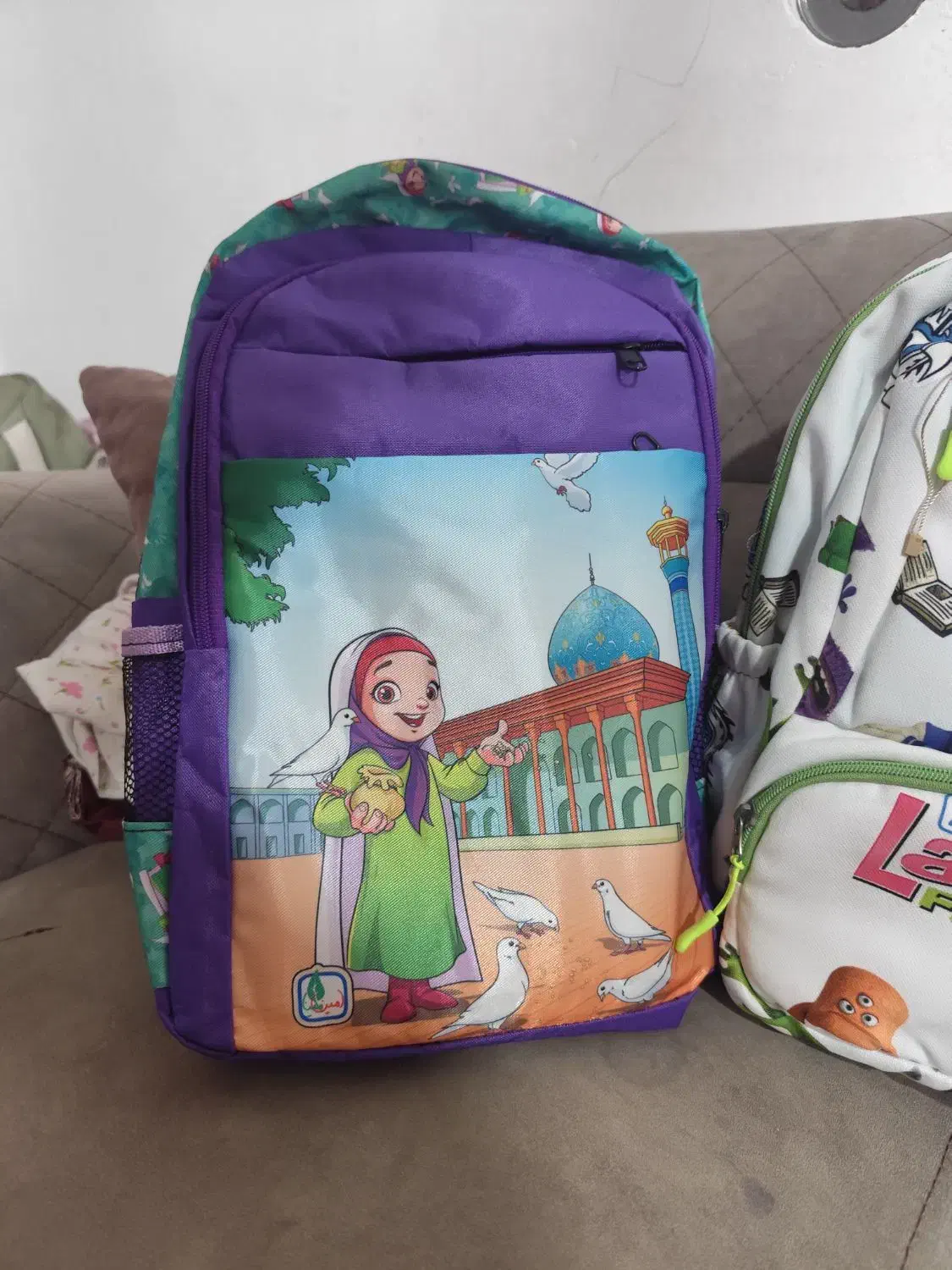 کیف مدرسه نو|کیف، کفش، کمربند|شیراز, کوشک میدان|دیوار