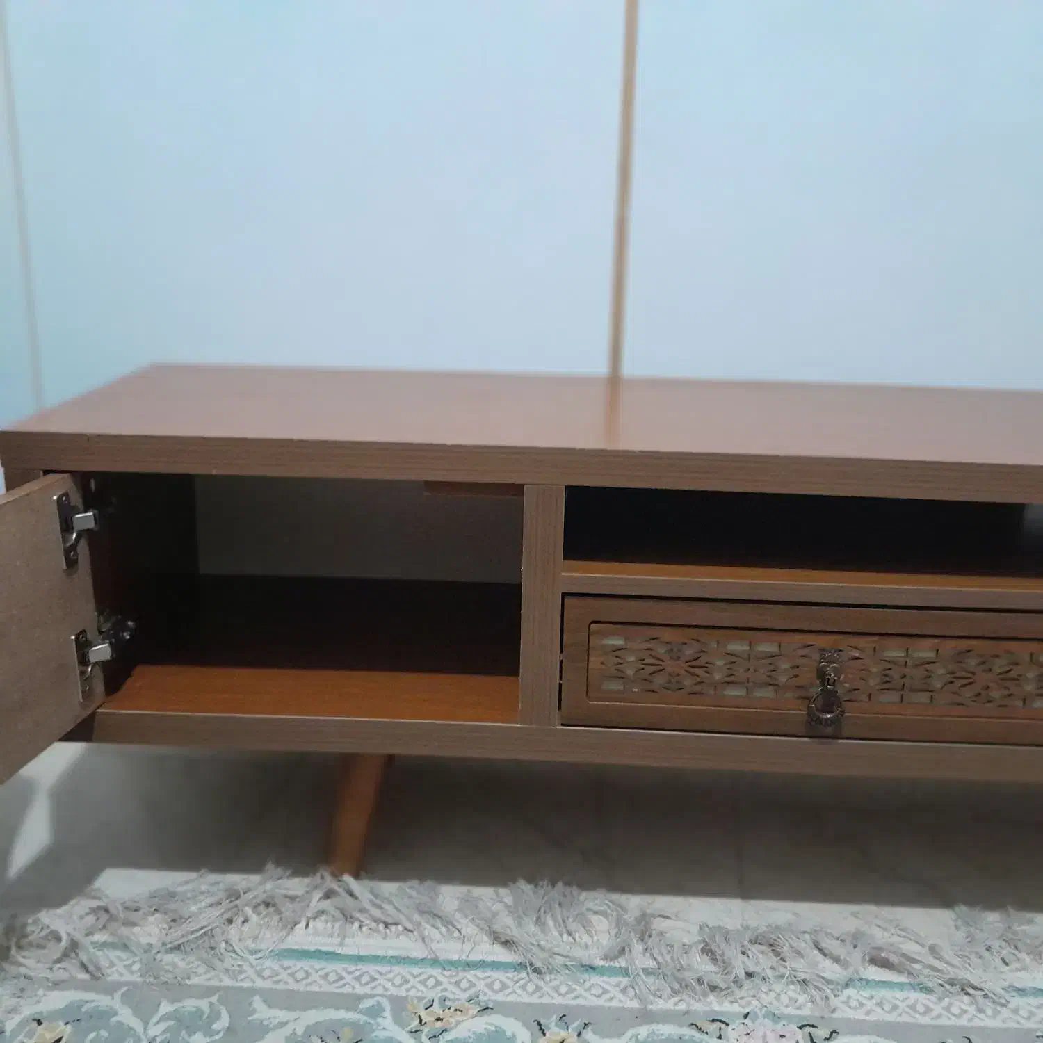 میز تلوزیون در حد نو۱۵۰۰۰۰۰|میز تلویزیون|رشت, سلیمانداراب|دیوار