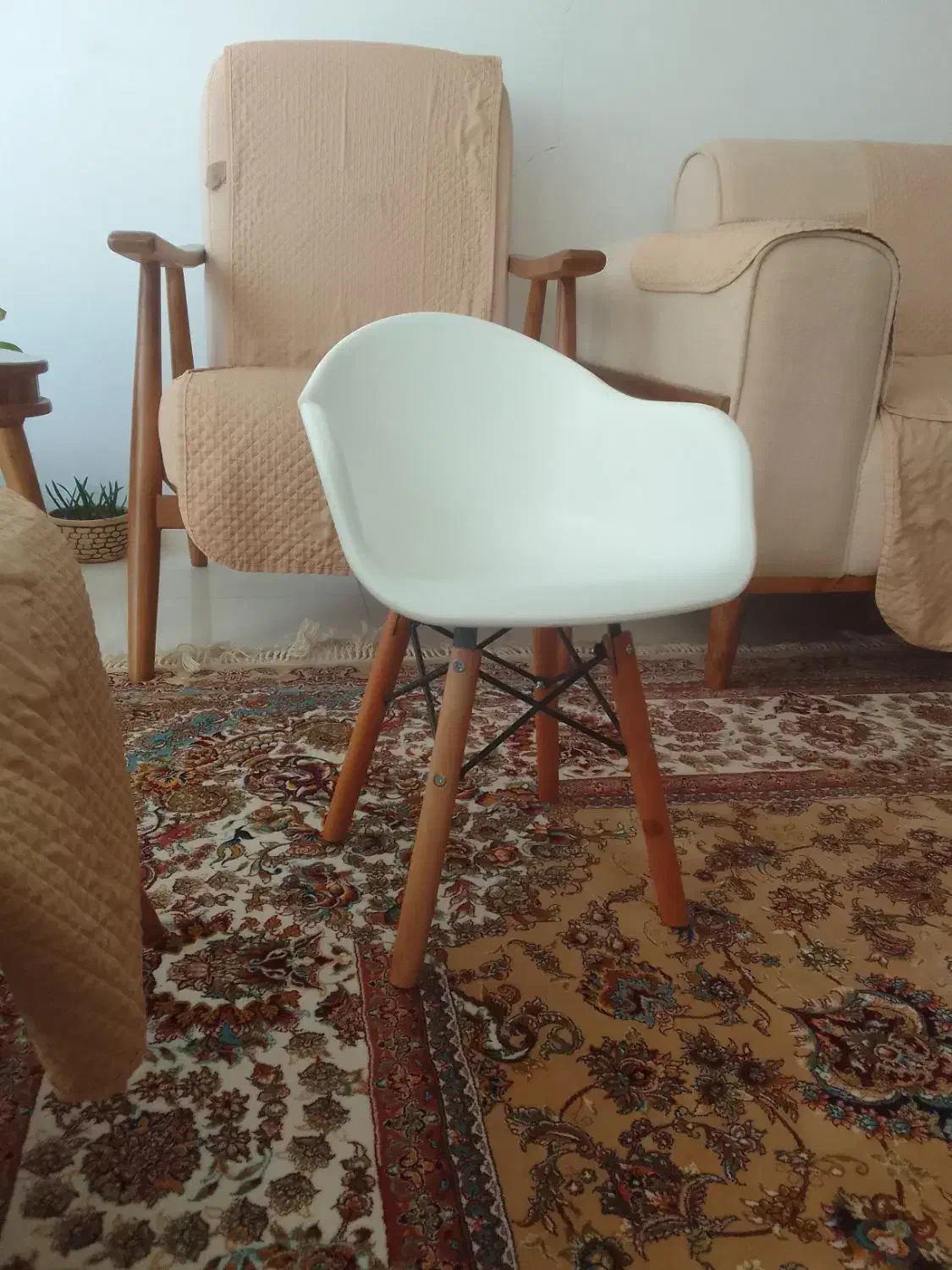 صندلی کودک سفید پایه چوبی بسیار شیک وزیبا|صندلی و نیمکت|همدان, |دیوار