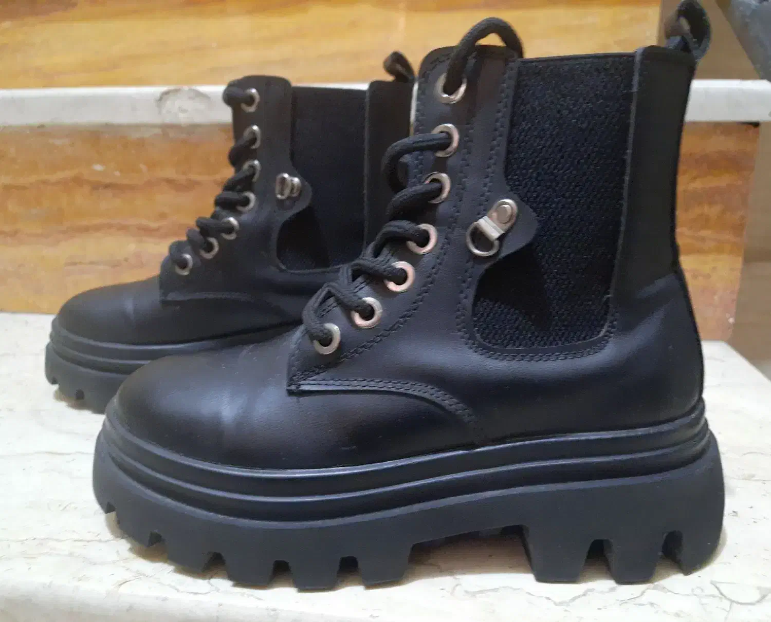 بوت دخترانه|کیف، کفش، کمربند|شاهین‌شهر, خانه کارگر|دیوار