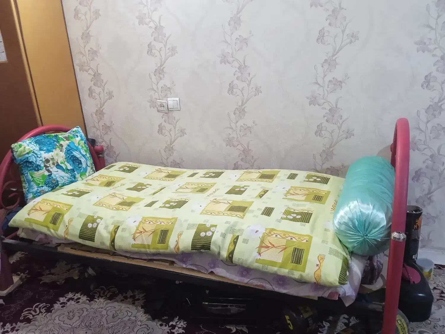 تخت فلزی یک نفره محکم  راحت|تخت و سرویس خواب|رباط‌کریم, نصیرشهر|دیوار