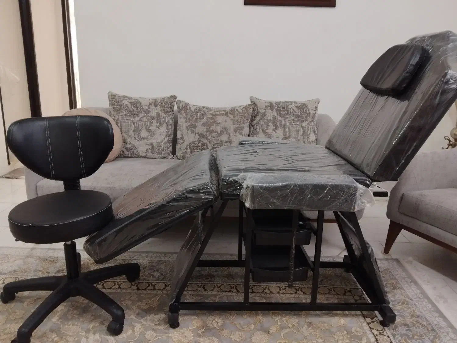 تخت مژه و ماساژ|آرایشگاه و سالن‌های زیبایی|پرند, فاز ۶|دیوار