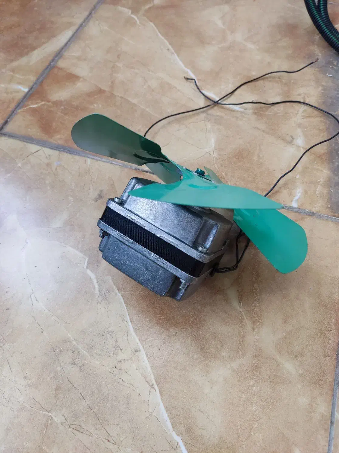 هواکش|پنکه و تصفیهکنندهٔ هوا|اندیشه, اندیشه فاز ۳|دیوار