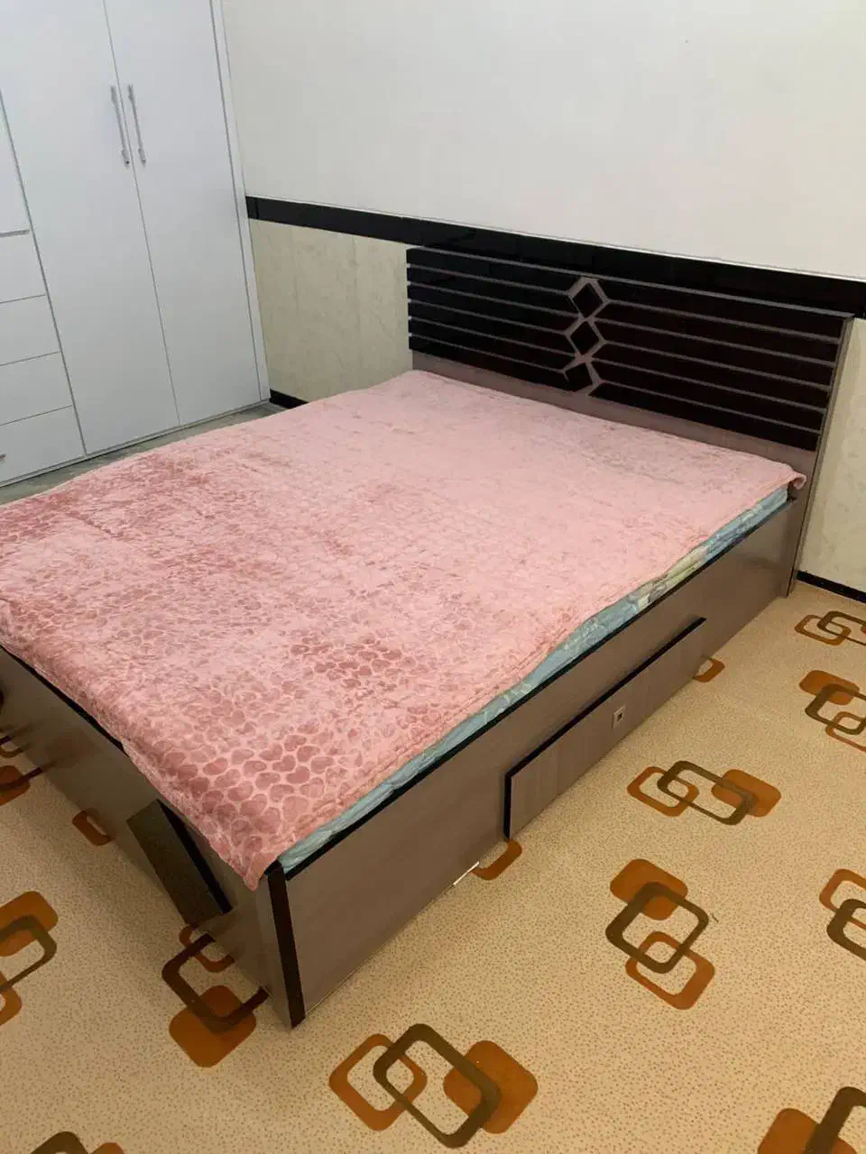 تخت دونفره همراه باتشک رویال درحدنو باظاهری زیبا|تشک تختخواب|جوانرود, |دیوار