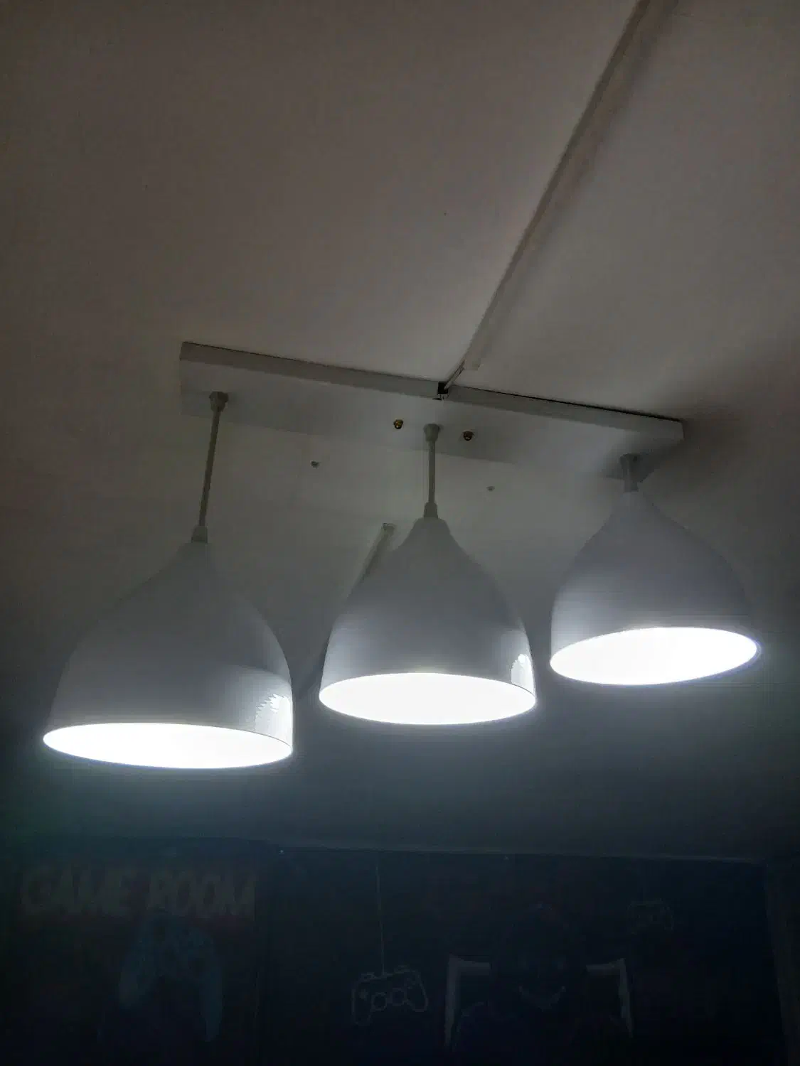 چراغ آویز ۳لامپ و ۱عدد لامپ رقص نور|لوستر و چراغ آویز|اندیشه, شهرک کوثر|دیوار