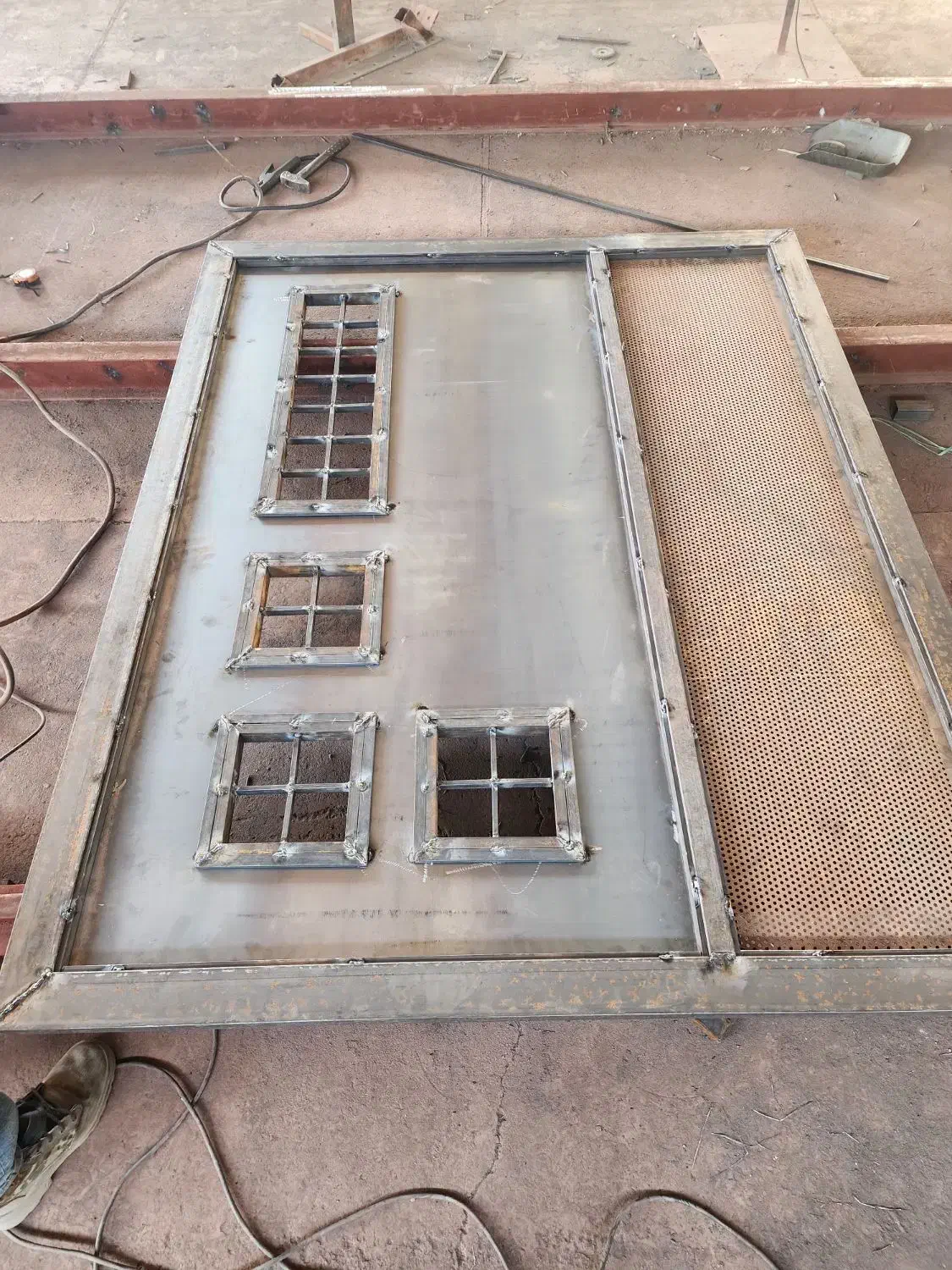 استاد کار درب و پنجره ساز|استخدام صنعتی، فنی، مهندسی|بهارستان, |دیوار