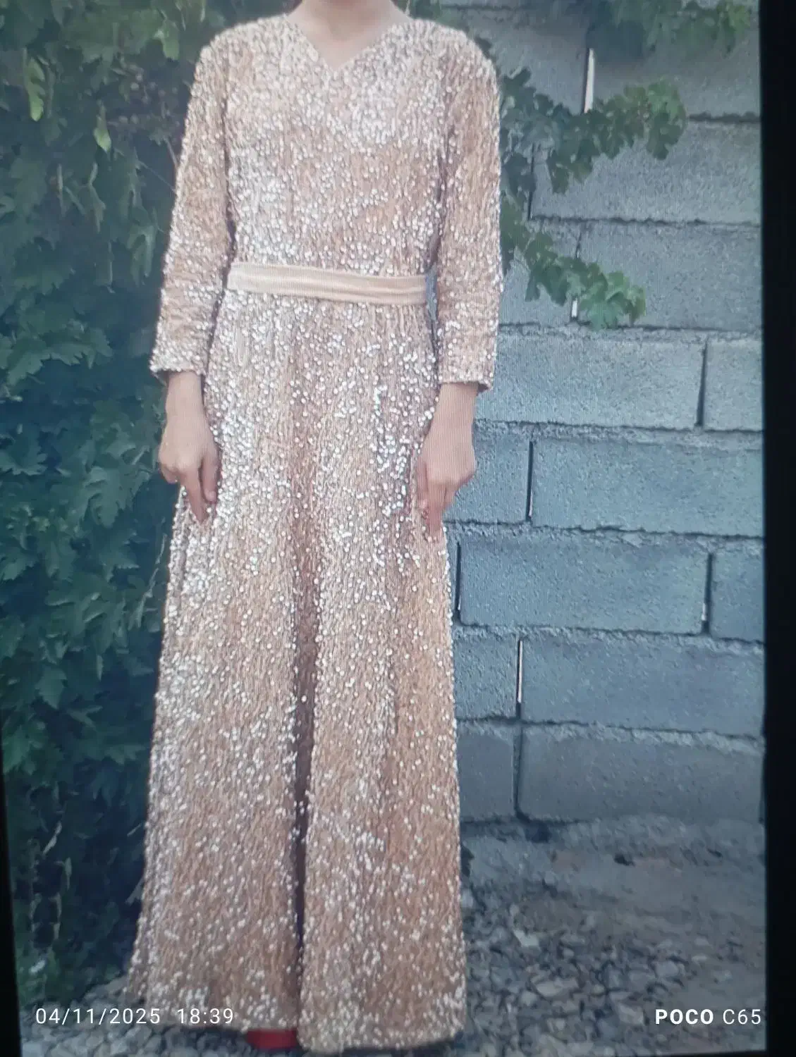 پیراهن مجلسی|لباس|فیروزآباد (لرستان), |دیوار