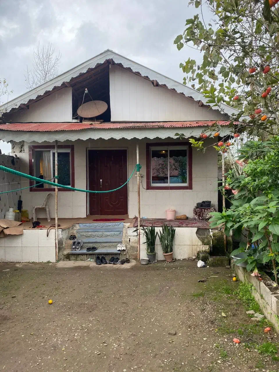 خانه قابل سکونت با۲۰۰متر محوطه فقط دو میلیارد و صد|فروش خانه و ویلا|کوچصفهان, |دیوار