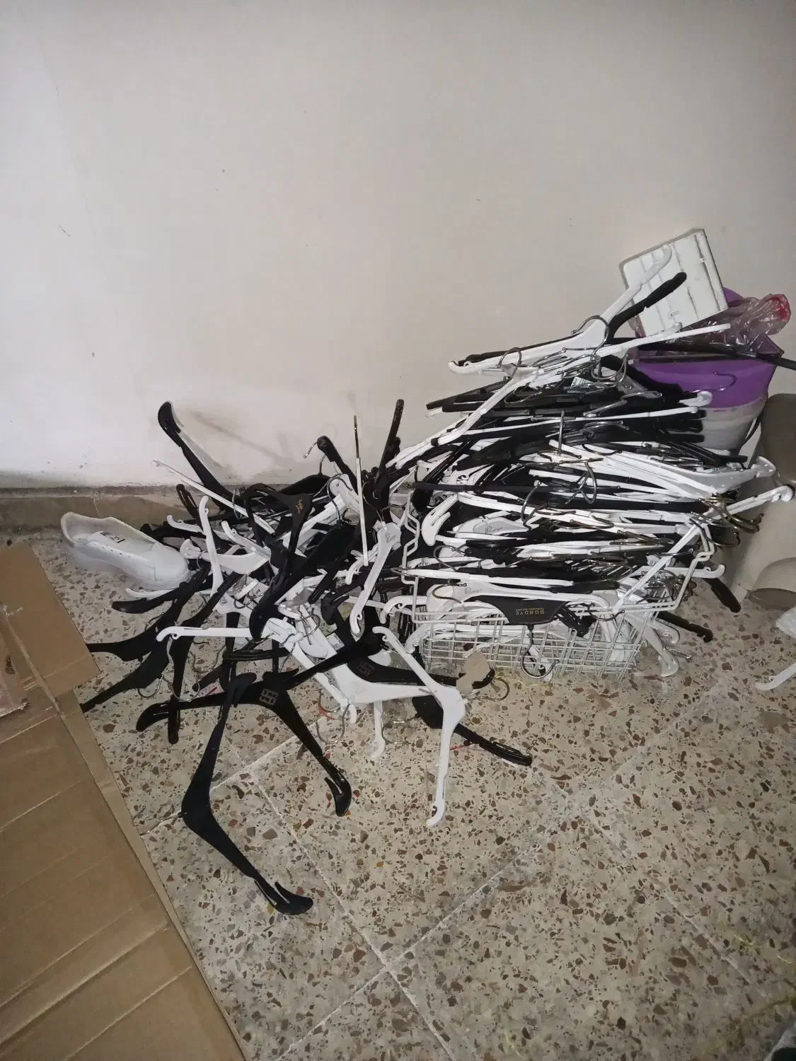 چوب‌ لباسی|بندرخت و رخت‌آویز|رشت, خواهر امام|دیوار