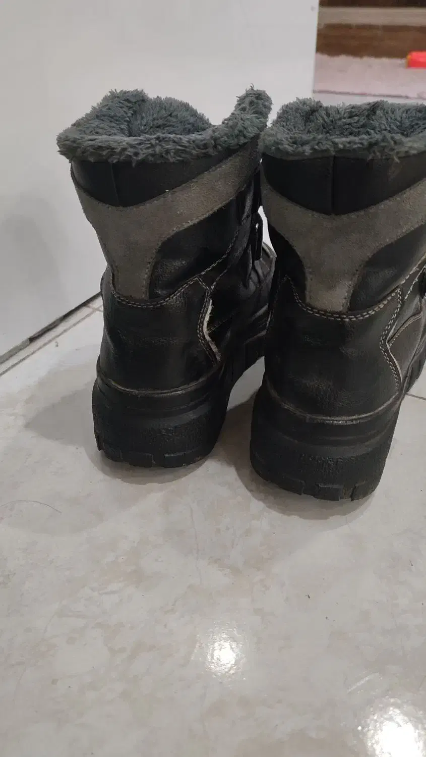 بوت بچگانه|کفش و لباس بچه|رشت, استقامت ۱|دیوار