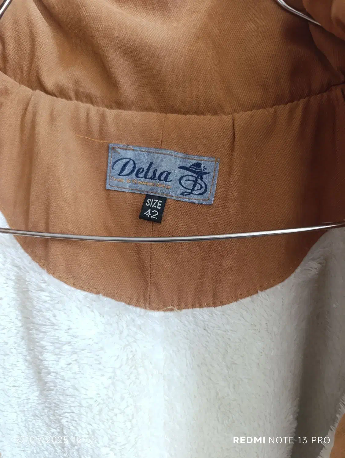 پالتوزنانه|لباس|نیشابور, گنبد سبز|دیوار