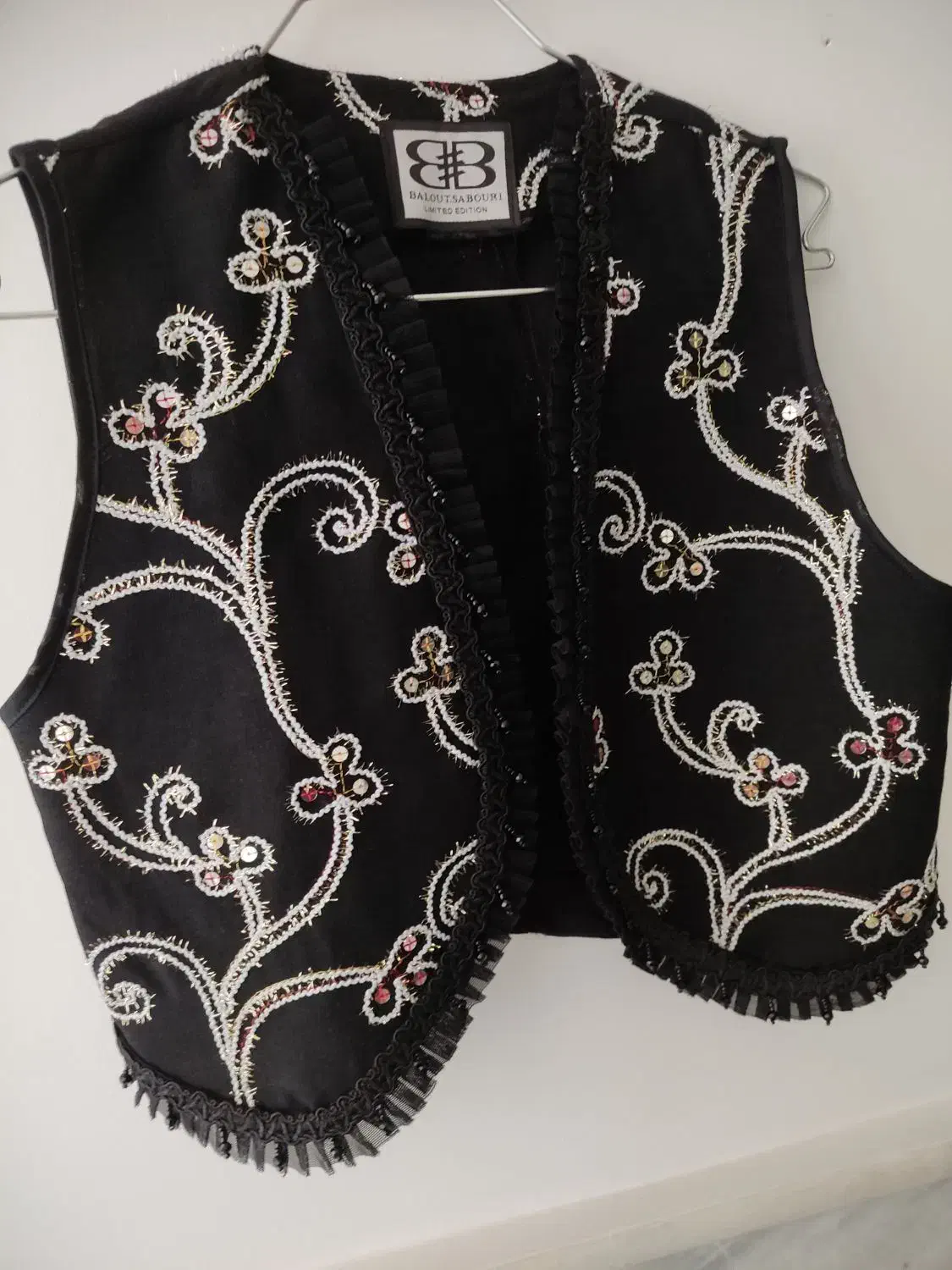 وست|لباس|قم, باغ شریفی|دیوار