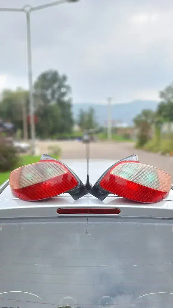 ۲ عدد چراغ عفب بالاسفید تمیز موجود|قطعات یدکی و لوازم جانبی|رشت, حومه رشت|دیوار