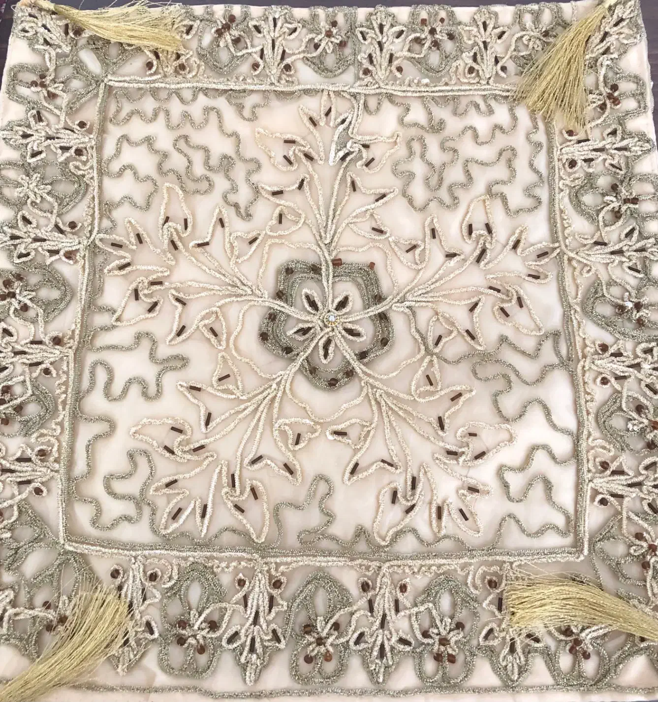 کوسن سلطنتی کار دست منجوق دوزی|صنایع دستی و سایر لوازم تزئینی|اصفهان, کوی امیریه|دیوار