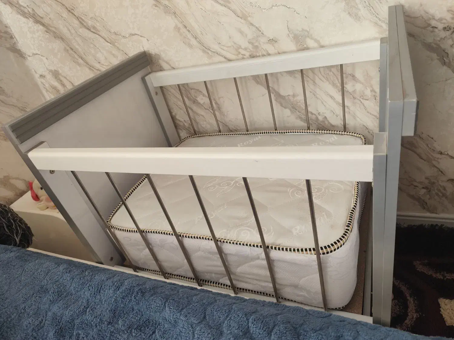 گهواره وتخت کنار مادر نو به همراه تشک نو|تخت و صندلی بچه|کرمانشاه, |دیوار