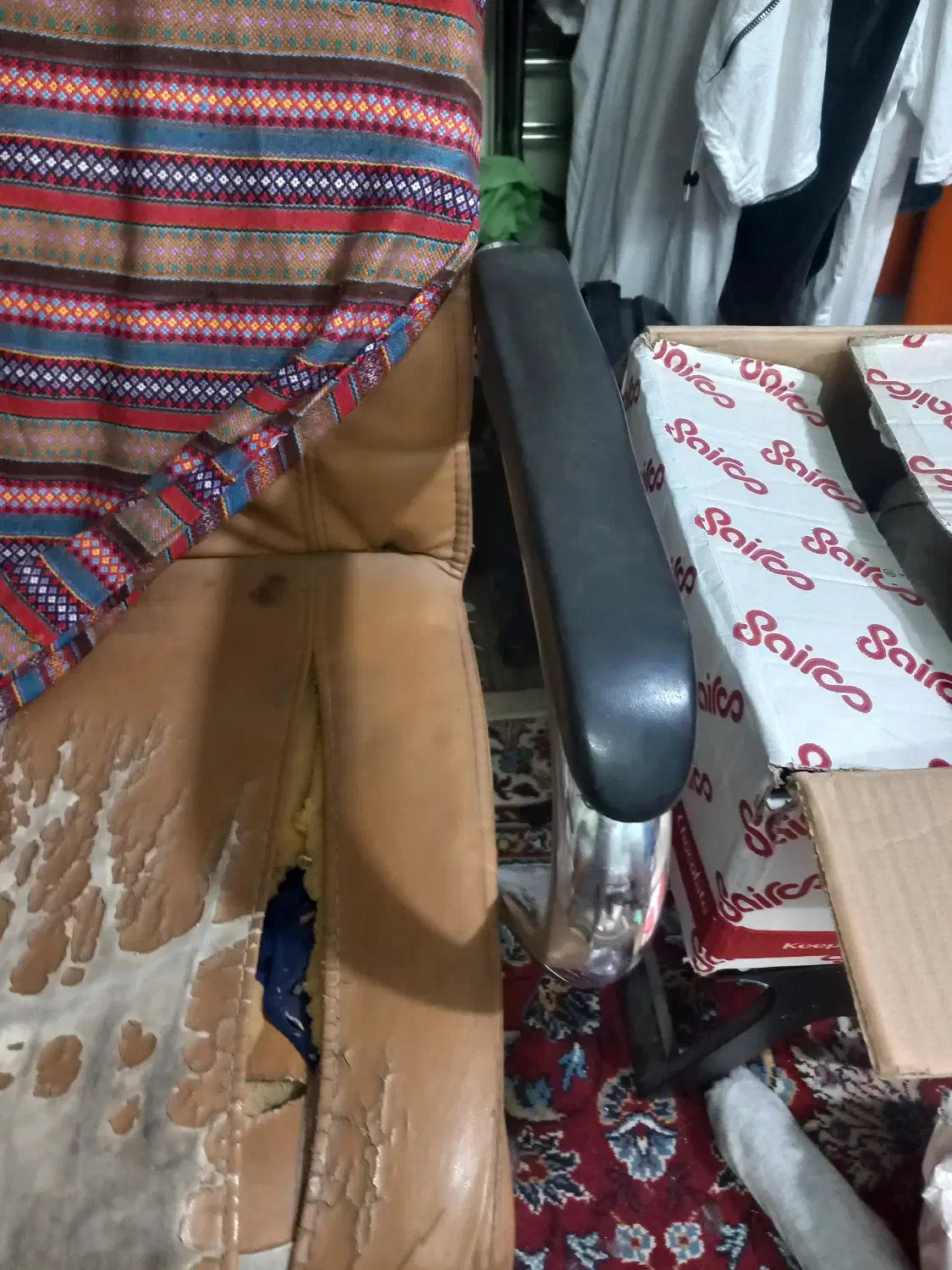 صندلی چرخدار فقط روکش نیاز ب تعویض داره. بدنه سالم|صندلی و نیمکت|اندیمشک, |دیوار