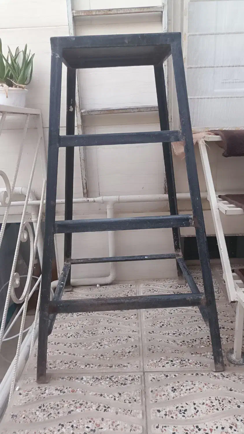 چهارپایه فلزی|صندلی و نیمکت|هشتگرد, شهرک راه آهن|دیوار