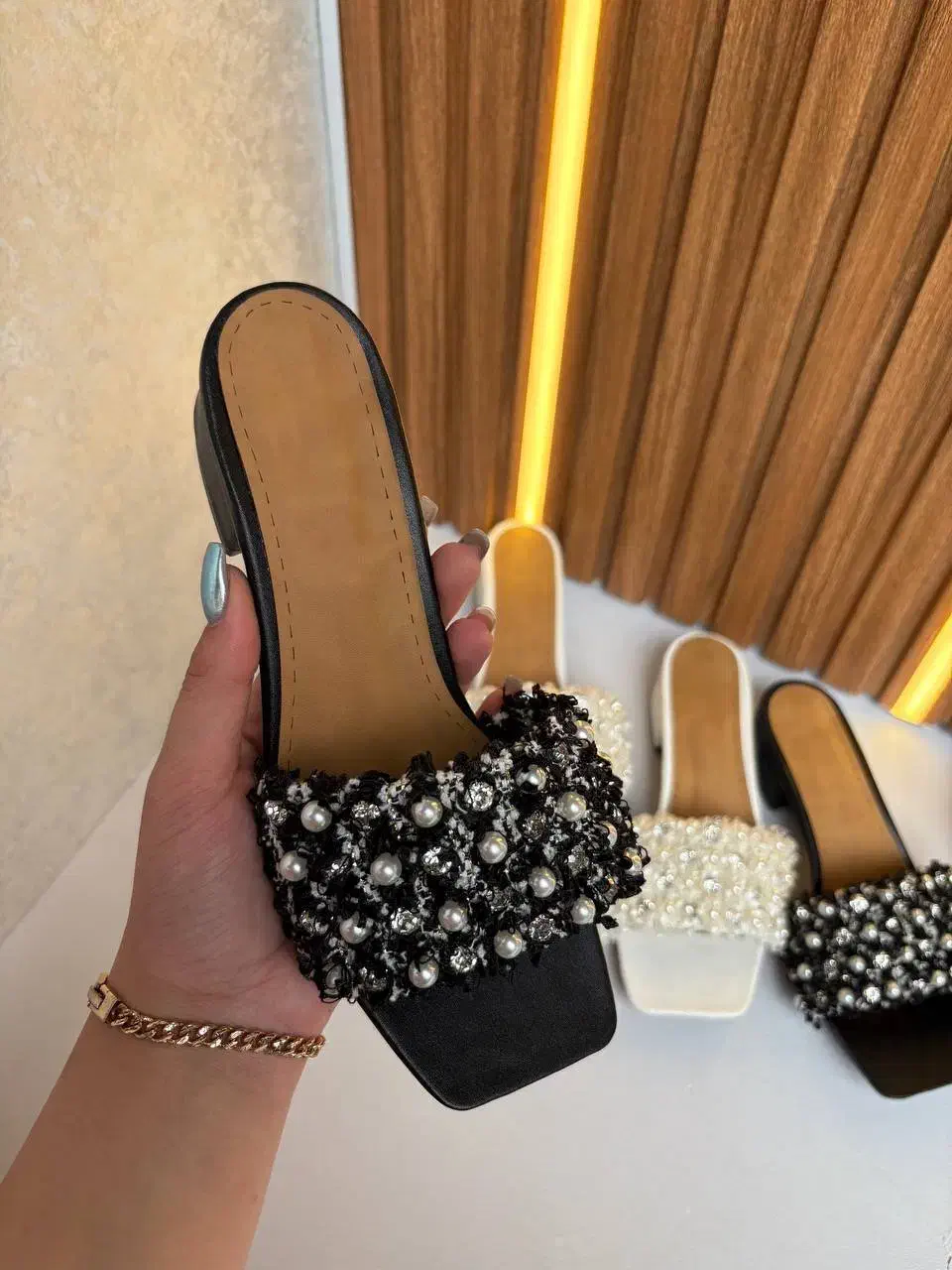 صندل نگینی|کیف، کفش، کمربند|رشت, فلسطین|دیوار