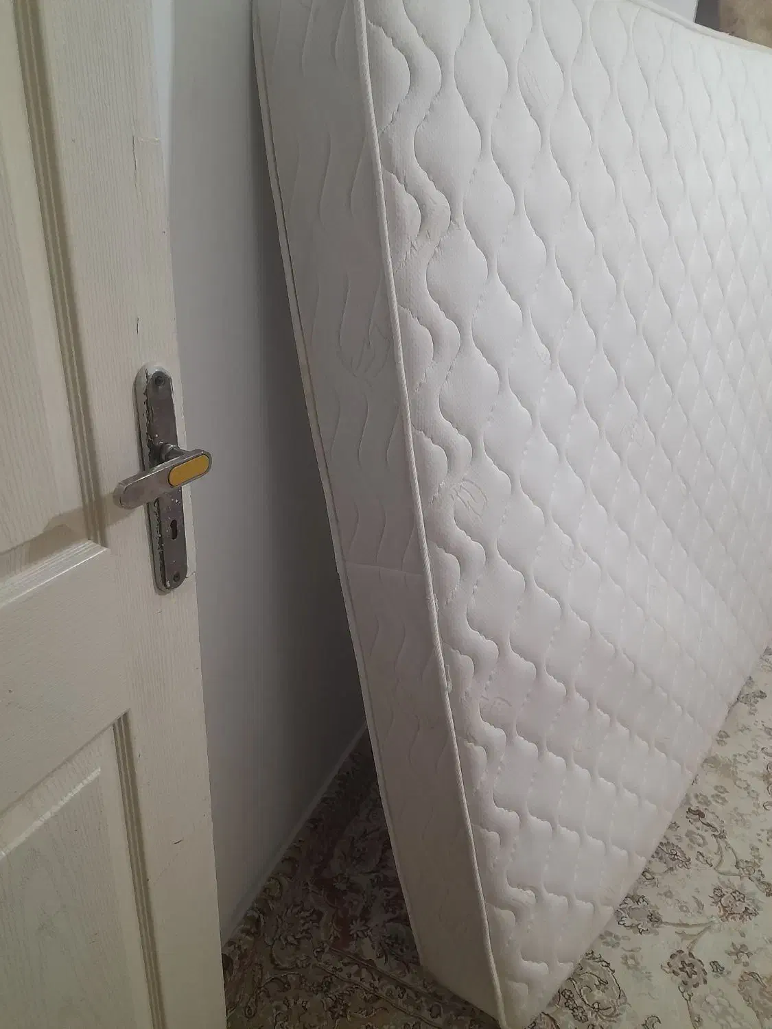 تشک طبی و فنری در حد نو بدون پارگی|تشک تختخواب|ارشق, |دیوار