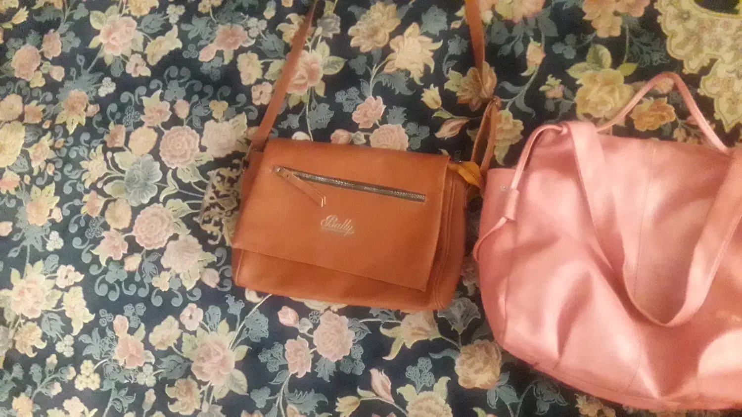 تعدادی کیف|کیف، کفش، کمربند|ری, فیروزآبادی|دیوار