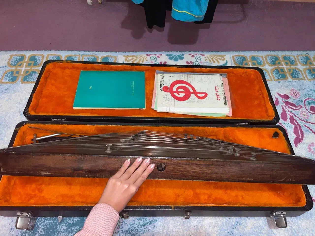 سنتور همراه با میز مخصوص|سازهای سنتی|گرگان, |دیوار