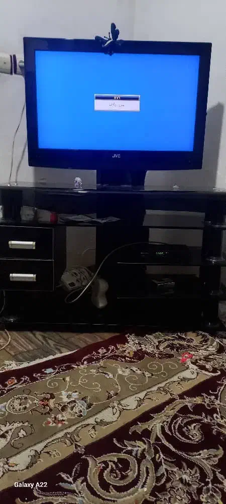 تلویزیون ۳۲ اینج مارکJVS با میز شیشه ترک و دیجیتال|تلویزیون و پروژکتور|مشهد, نیزه|دیوار