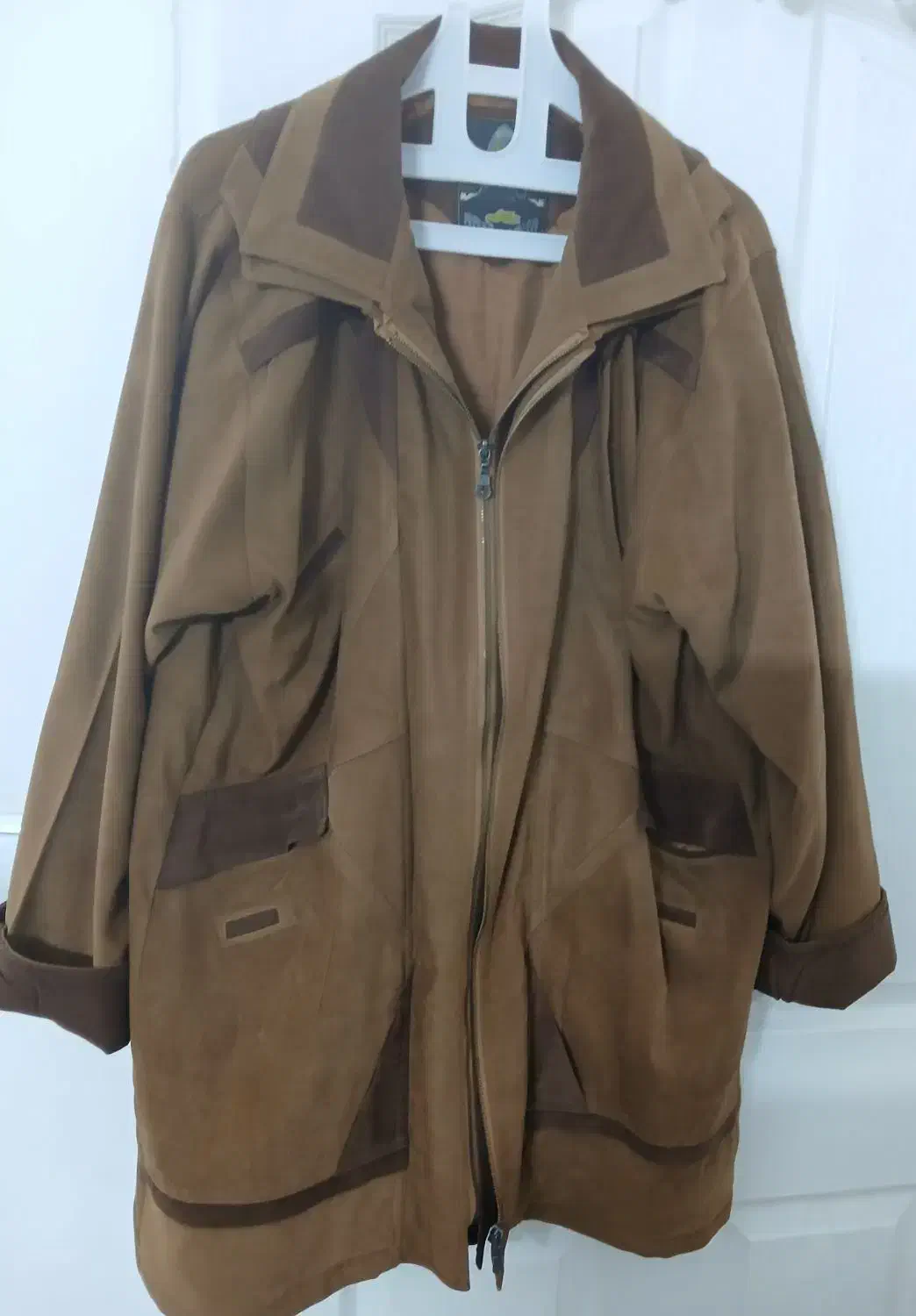 کاپشن یکی گلاه دار یکی بی کلاه  یک گلاداه|لباس|سراب, |دیوار