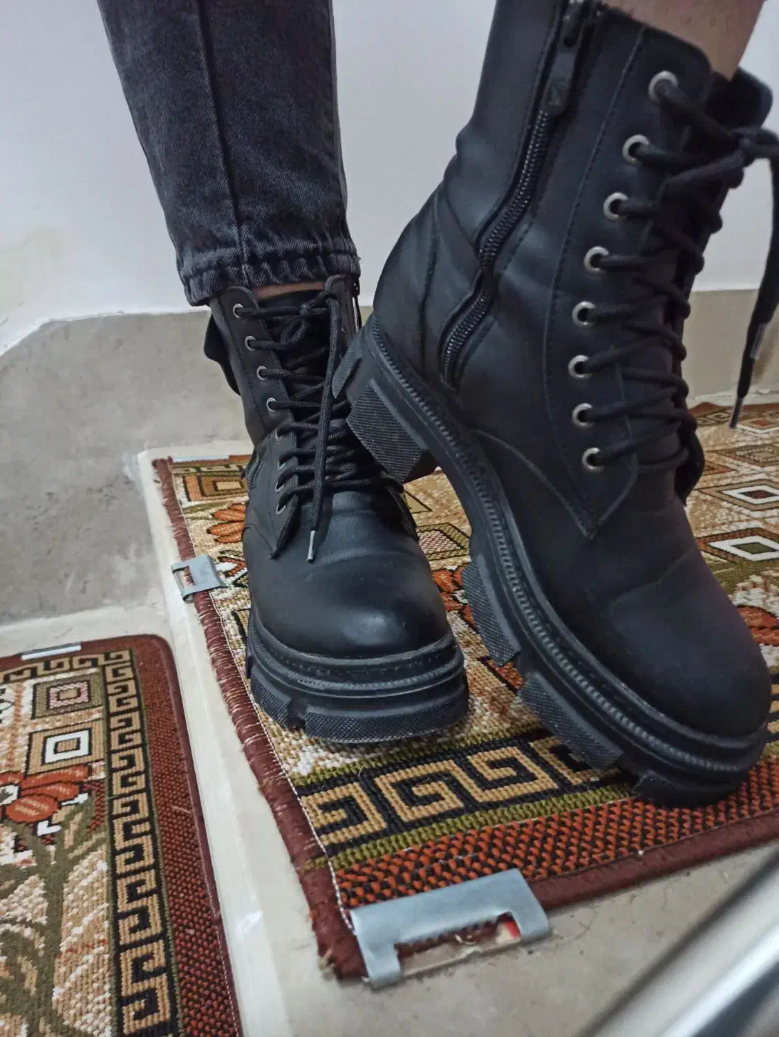 کفش نو|کیف، کفش، کمربند|قم, هنرستان|دیوار