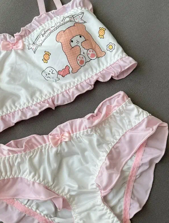 ست لباس زیر|لباس|آستانه اشرفیه, |دیوار