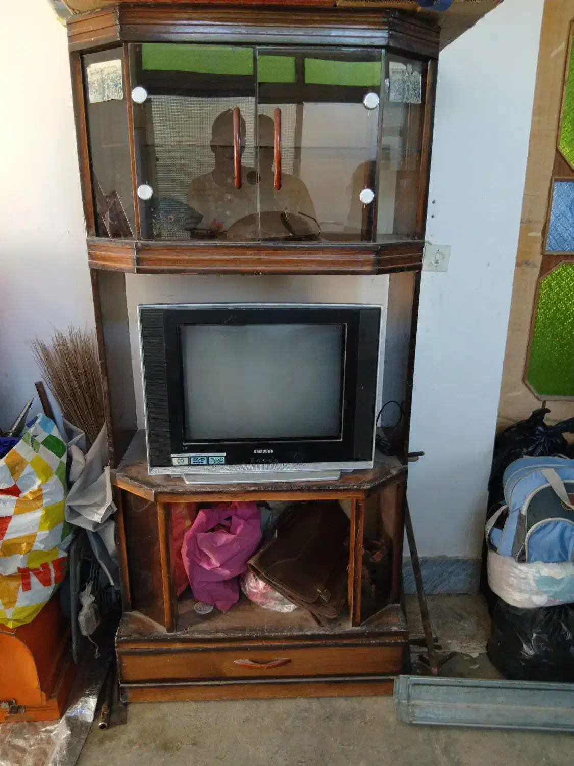 کمد همراه با تلویزون کنترل دار سالم صحیح|تلویزیون و پروژکتور|گنبد کاووس, |دیوار