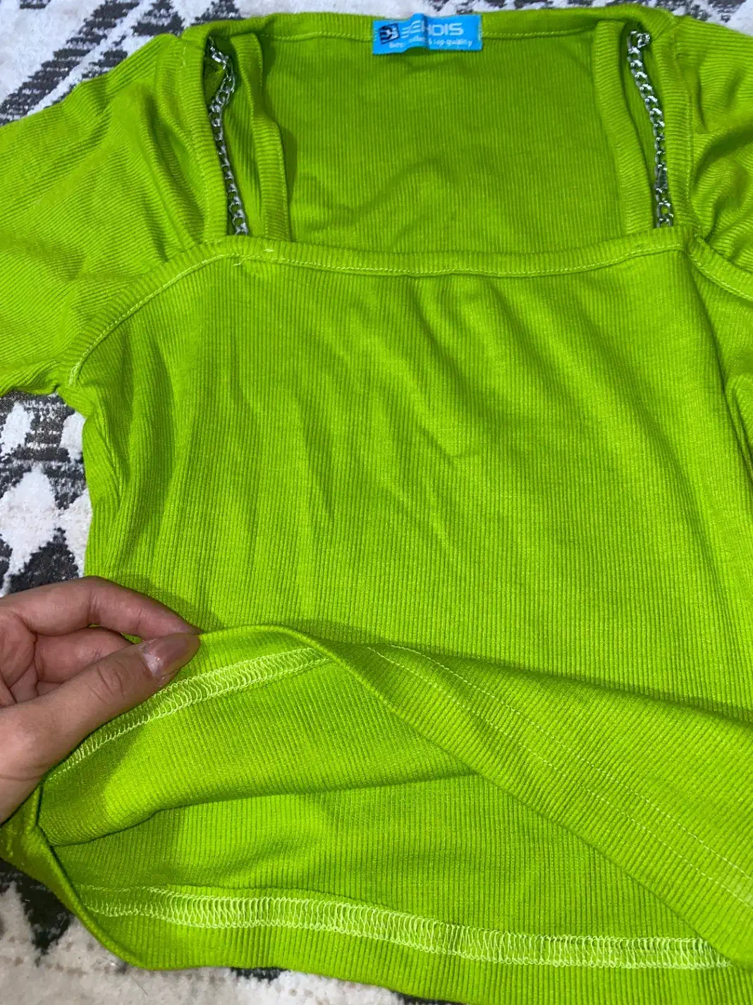 کراپ تاپ|لباس|شیراز, شاه قلی بیگی|دیوار