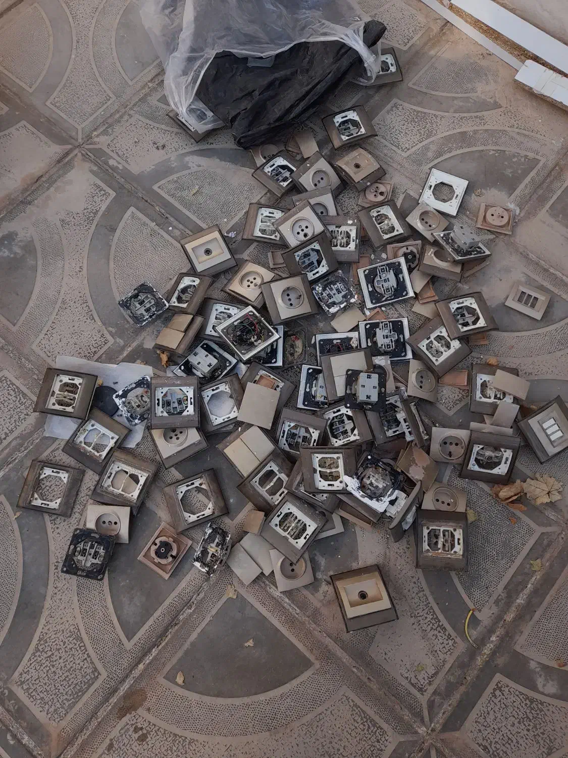 کلید و پریز|لامپ و چراغ|میبد, |دیوار