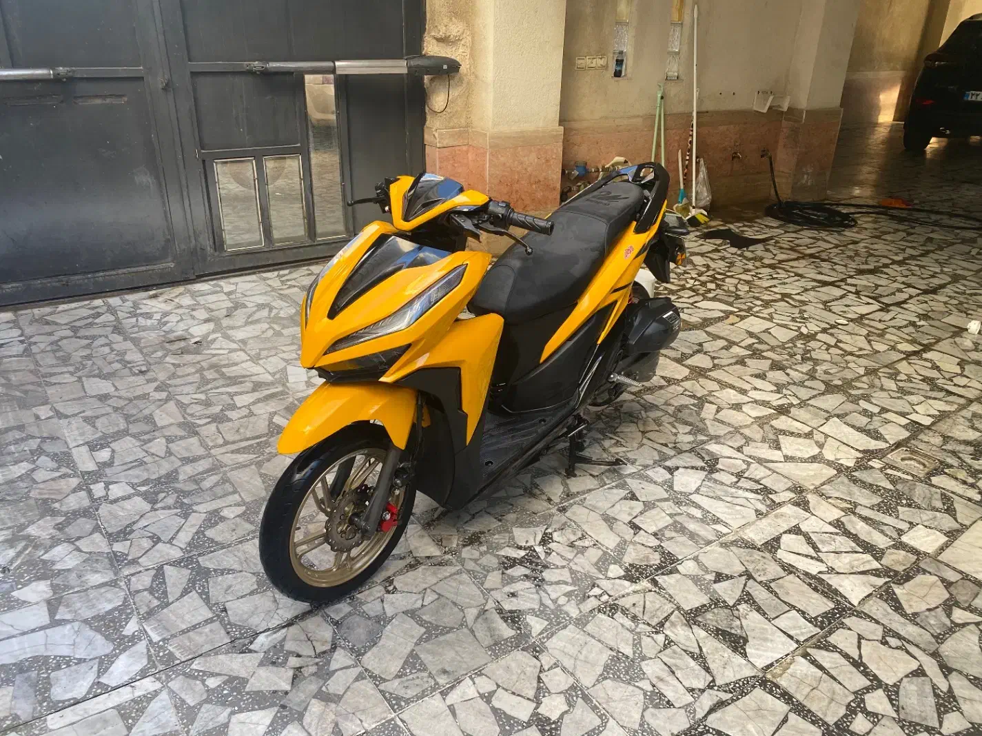 کلیک زرد انبه ای|موتورسیکلت|رشت, پل تالشان|دیوار