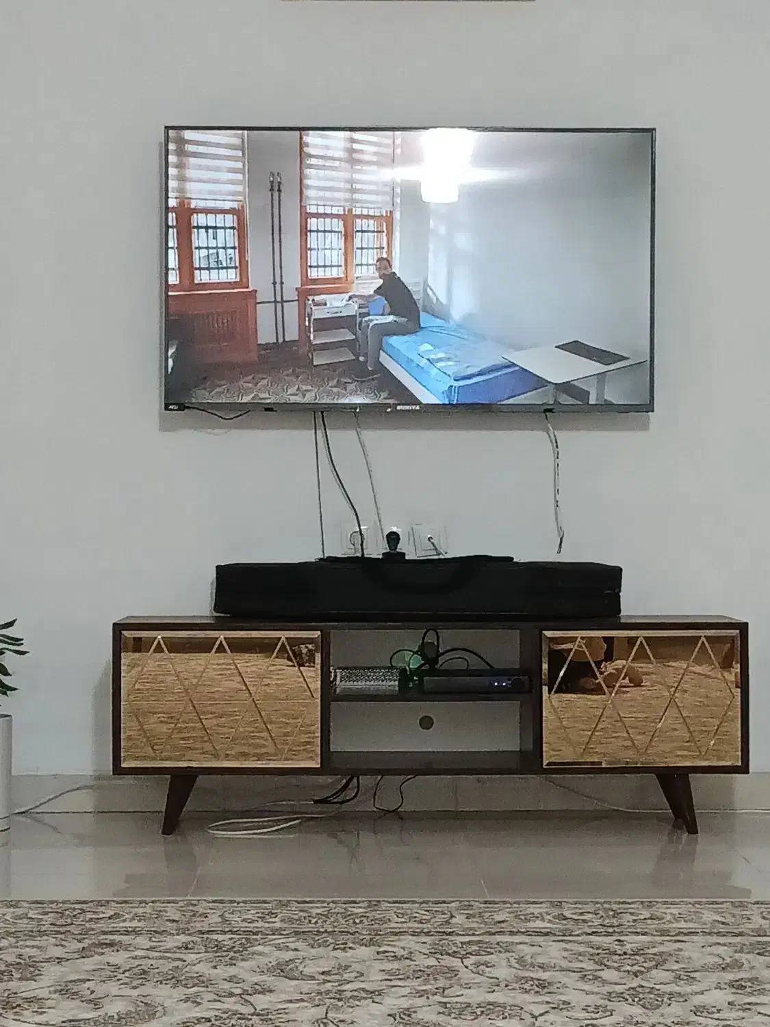 تلویزیون سونیا به همراه میز تلویزیون و دیجیتال|تلویزیون و پروژکتور|آستارا, |دیوار