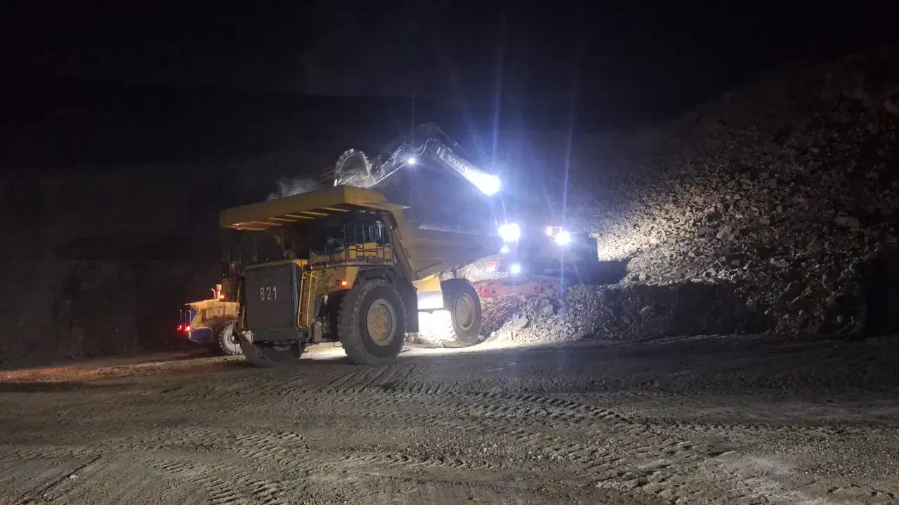 دودستگاه دامپتراک کوماتسو ۳۲۵ خط۶|خودرو سنگین|سیرجان, |دیوار